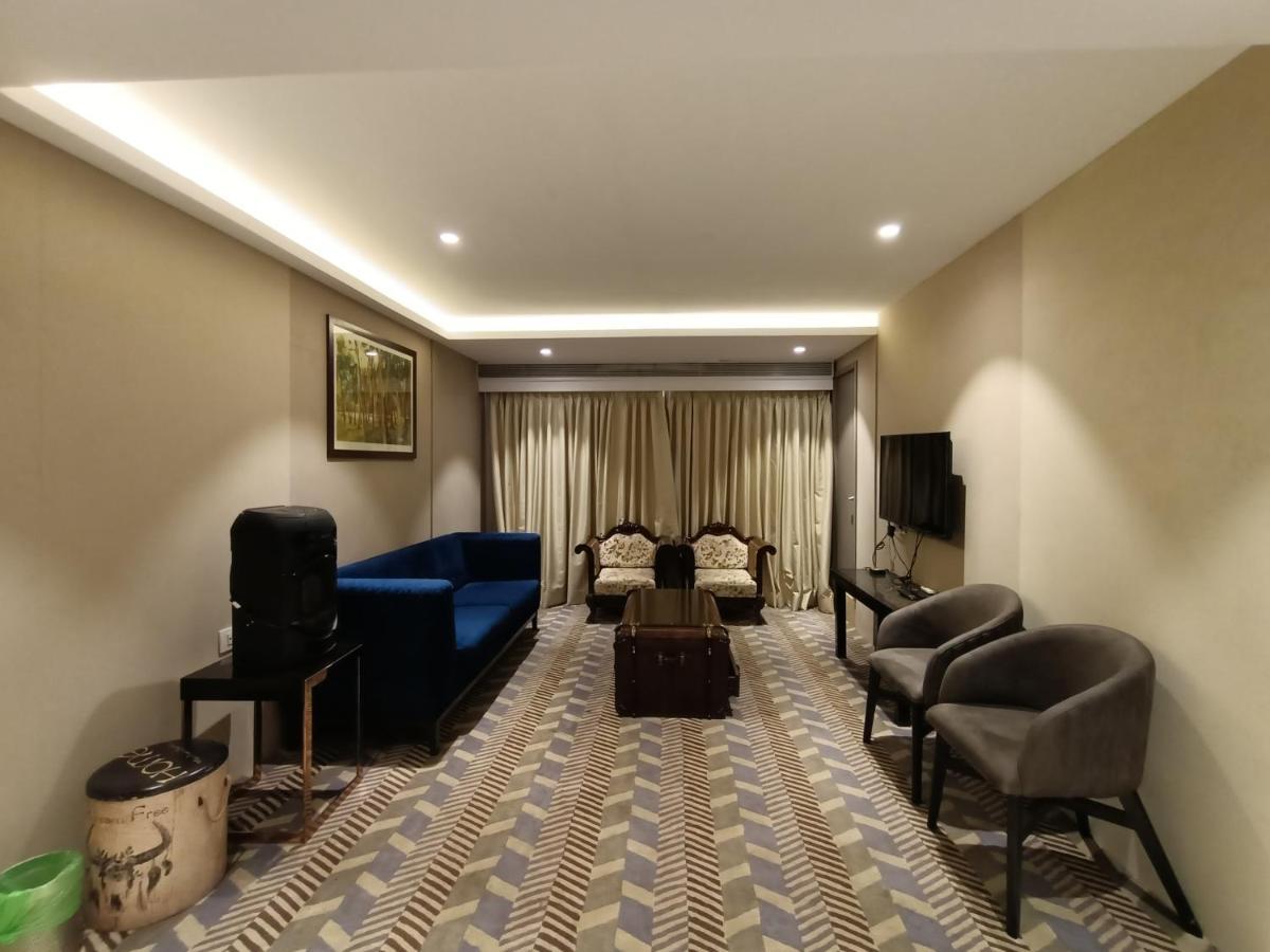 Hotel Highway Inn Andheri East Мумбаи Экстерьер фото