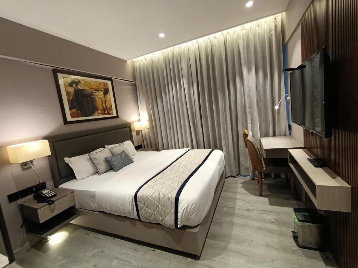 Hotel Highway Inn Andheri East Мумбаи Экстерьер фото
