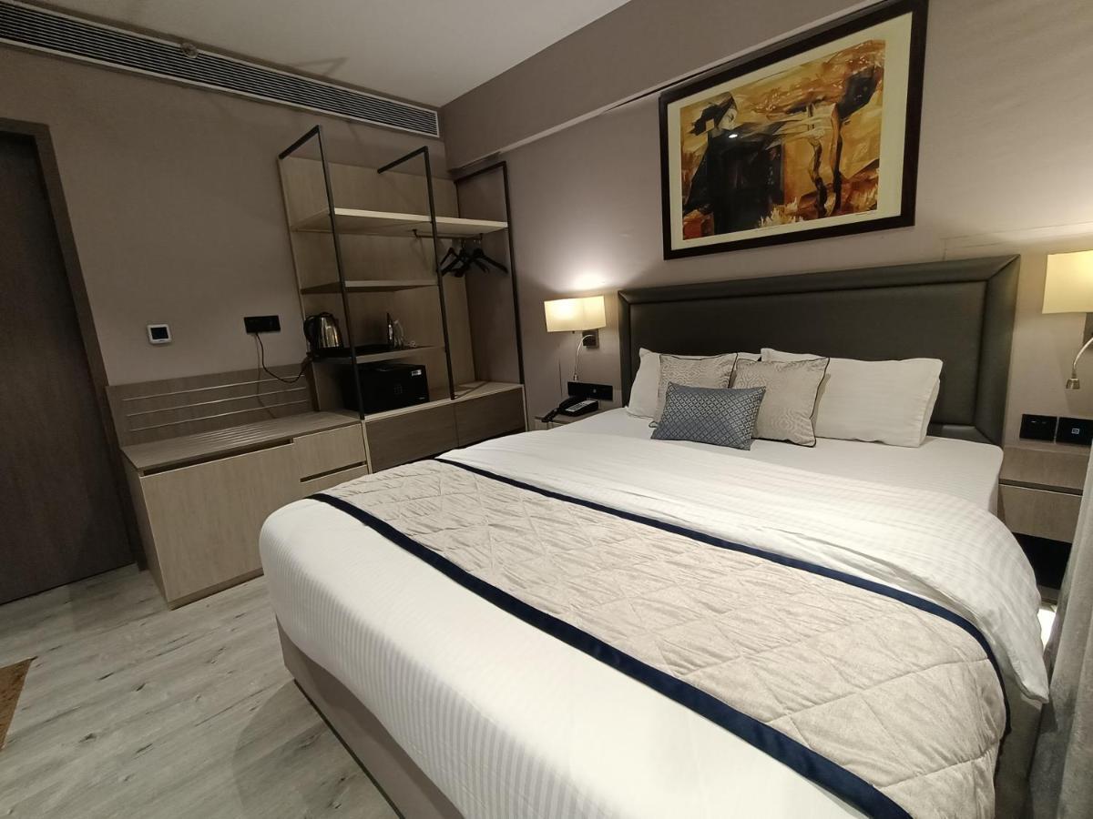 Hotel Highway Inn Andheri East Мумбаи Экстерьер фото