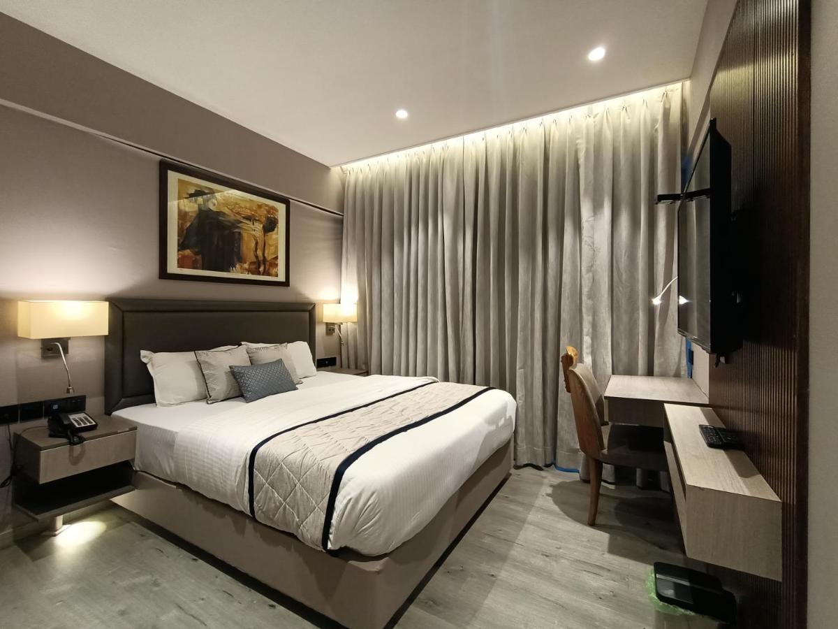 Hotel Highway Inn Andheri East Мумбаи Экстерьер фото