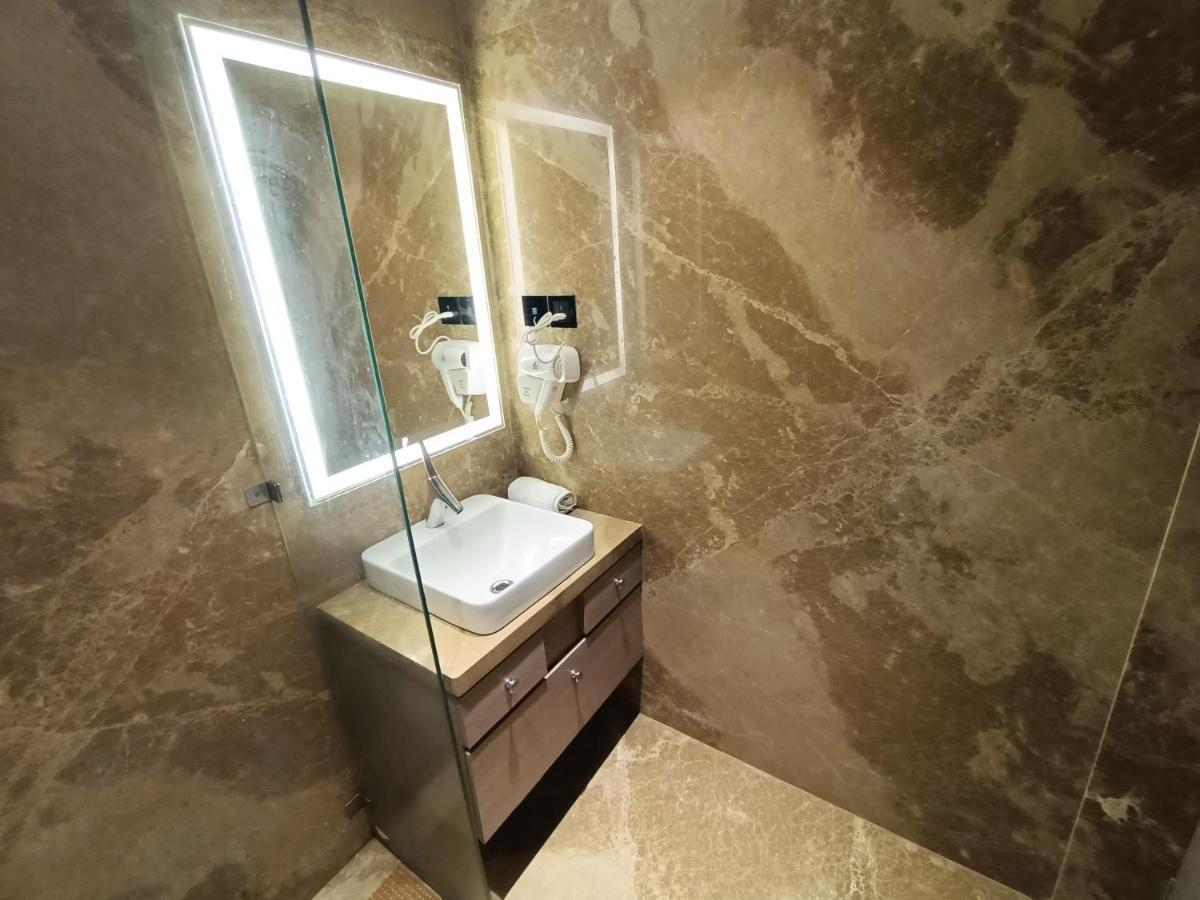 Hotel Highway Inn Andheri East Мумбаи Экстерьер фото