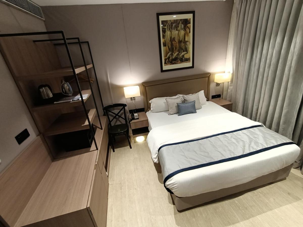 Hotel Highway Inn Andheri East Мумбаи Экстерьер фото