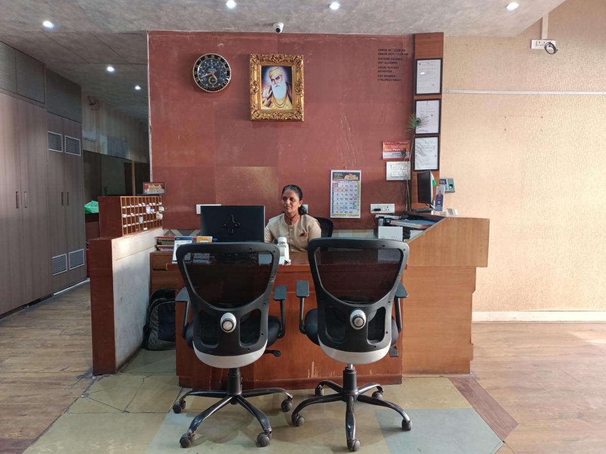 Hotel Highway Inn Andheri East Мумбаи Экстерьер фото