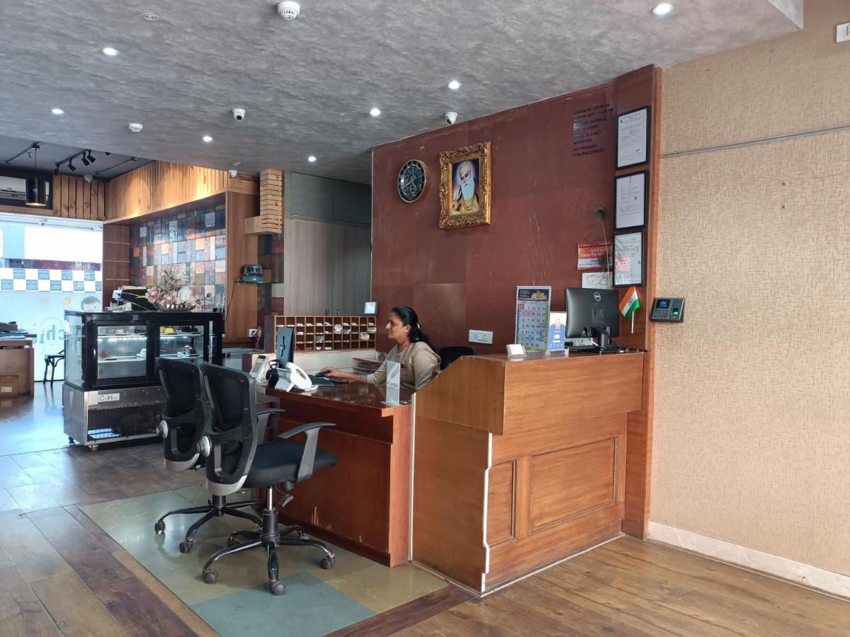 Hotel Highway Inn Andheri East Мумбаи Экстерьер фото