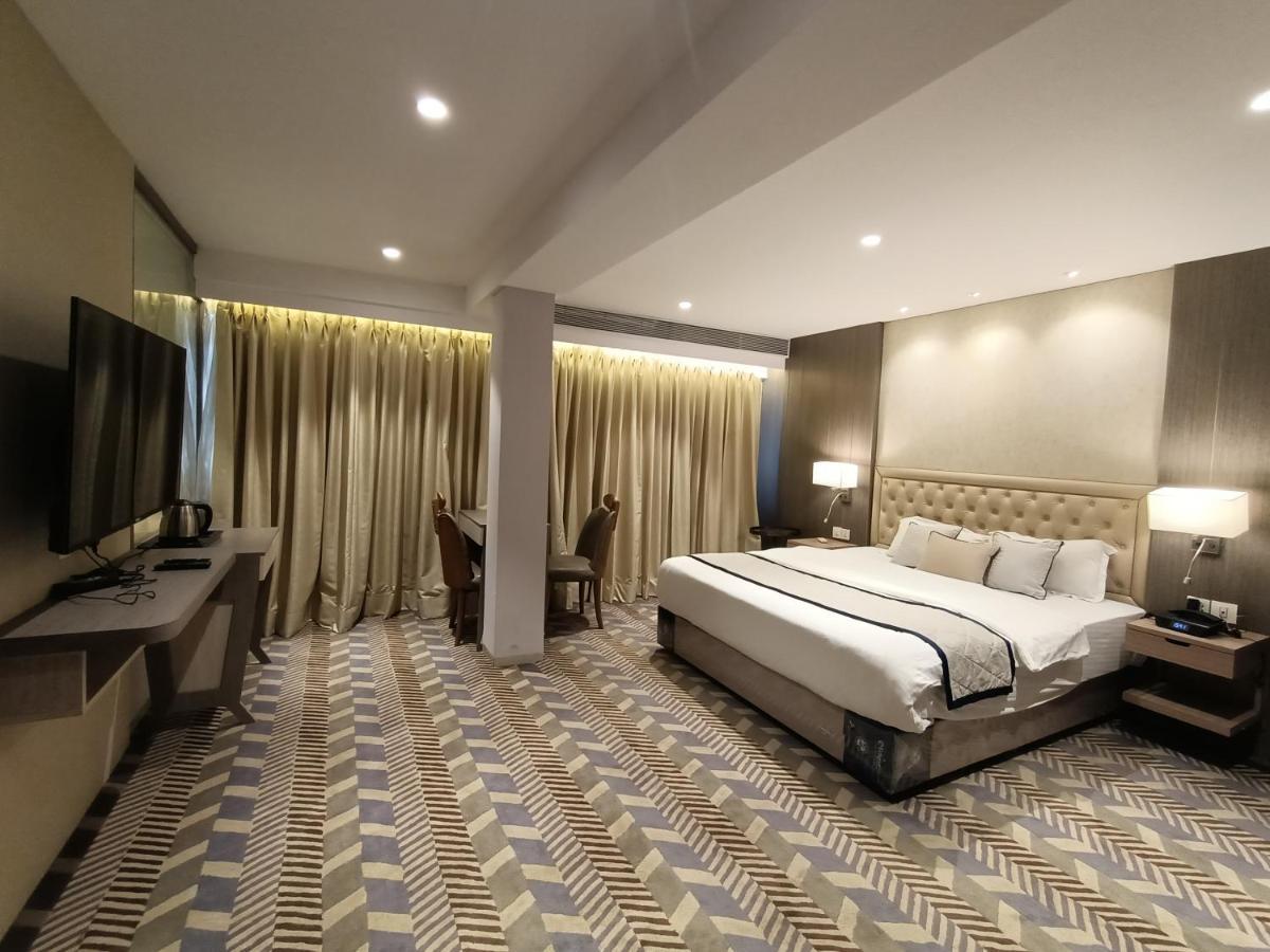 Hotel Highway Inn Andheri East Мумбаи Экстерьер фото